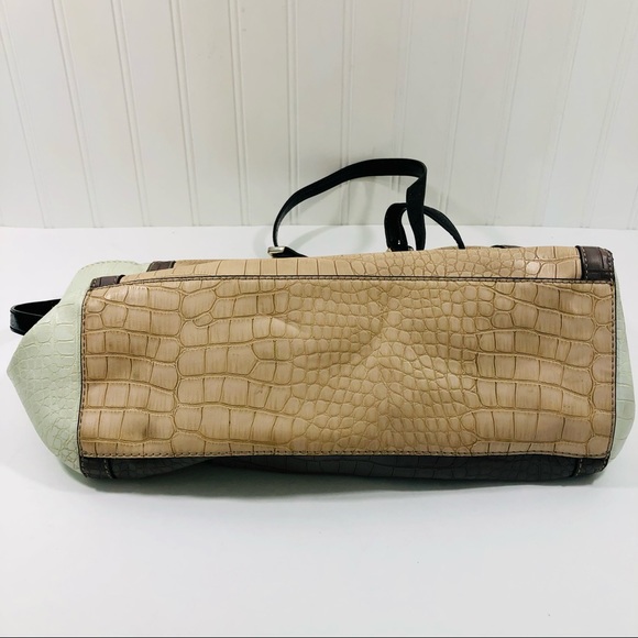 Beautiful guess beige purse. - Picture 3 of 4